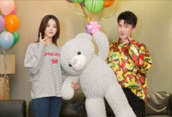 娱乐吃瓜美女背景,揭秘吃瓜美女背后的故事